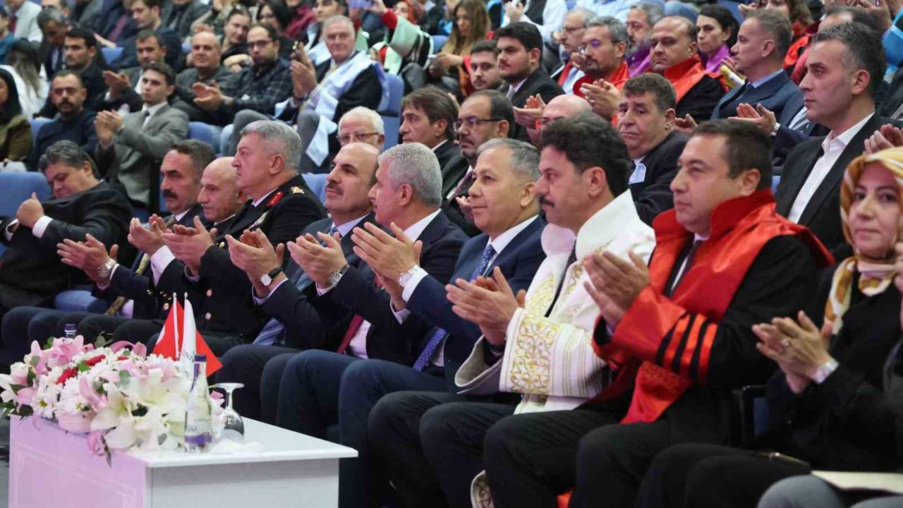 Konya Selçuk Üniversitesi 2026 Akademik Yılı Açılış Töreni İçişleri Bakanı Ali Yerlikaya'nın Katılımıyla Gerçekleşti