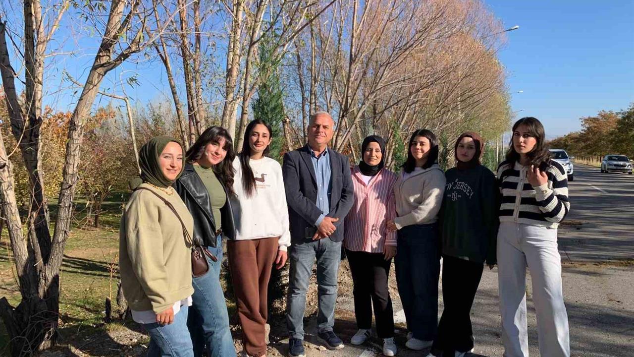 Adilcevaz'da 500 Fidanın Toprakla Buluştuğu Etkinlik Düzenlendi