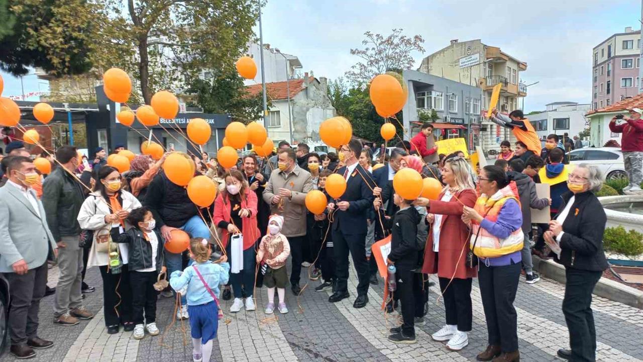 Ezine'de Lösemili Çocuklar Haftası Kapsamında Yürüyüş Gerçekleştirildi