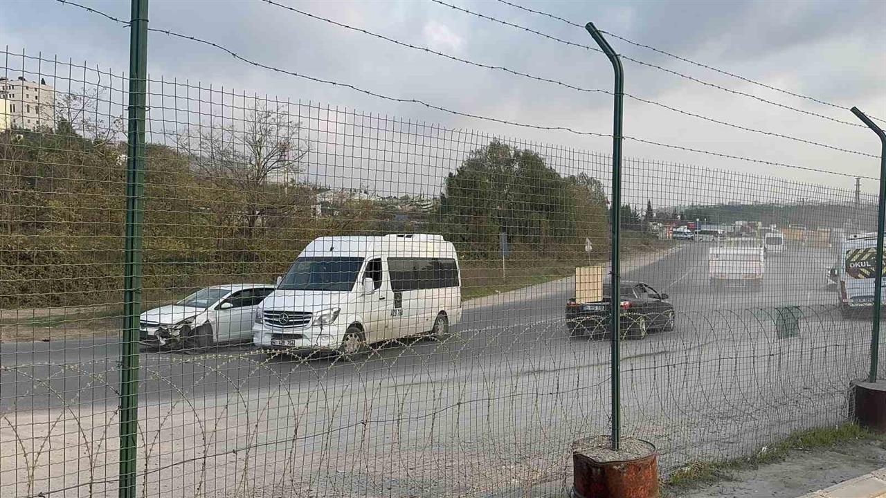 Kocaeli Gebze'de Otomobil ile Servis Araçları Çarpıştı, 1 Kişi Yaralandı