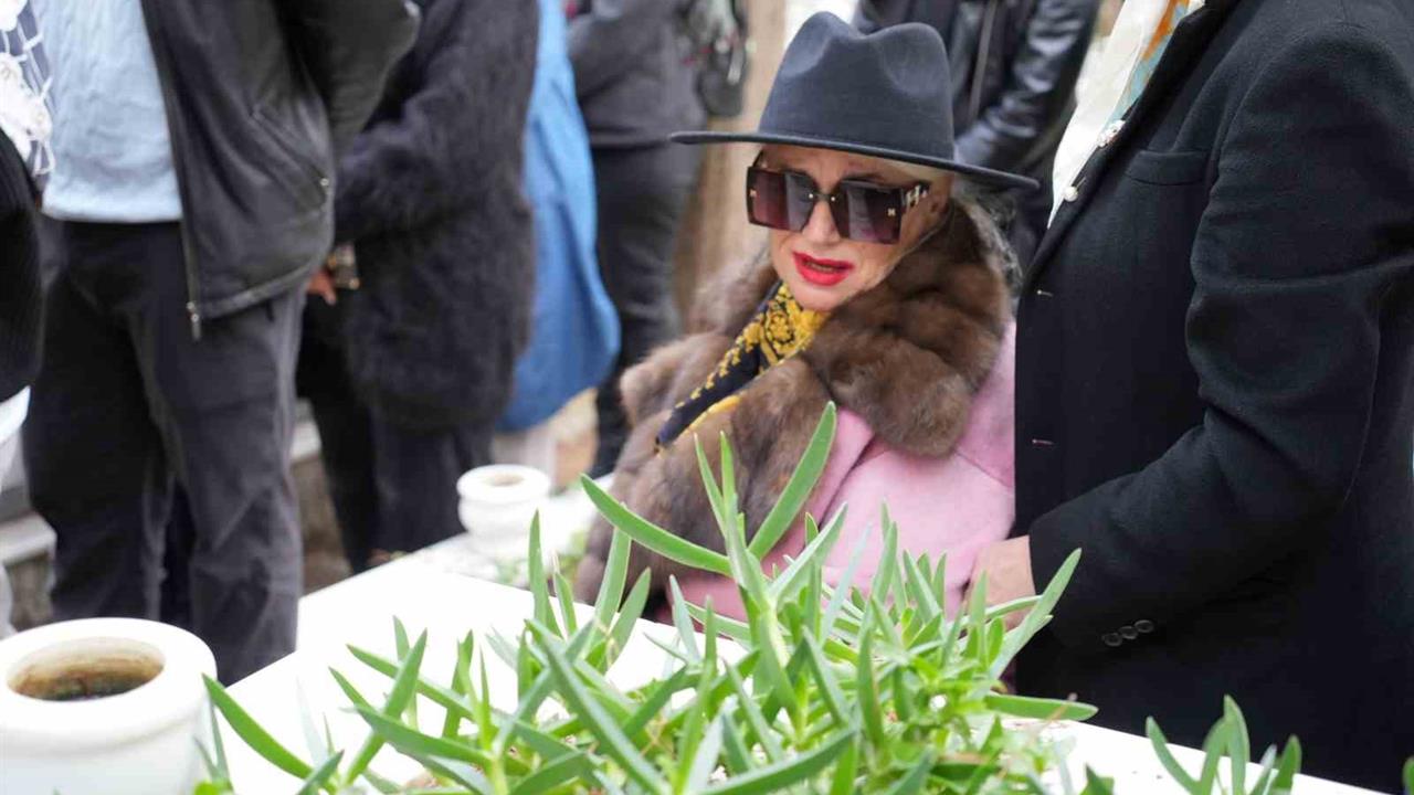 Balıkesir Edremit’te Banu Alkan, Kardeşi Osman Alkan'ı Son Yolculuğuna Uğurladı