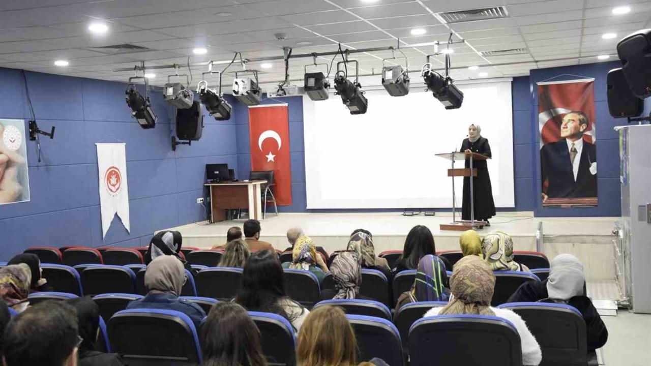 Muş'ta "Çocukluk Çağı Travmaları ve Mücadele" Eğitimi Gerçekleştirildi