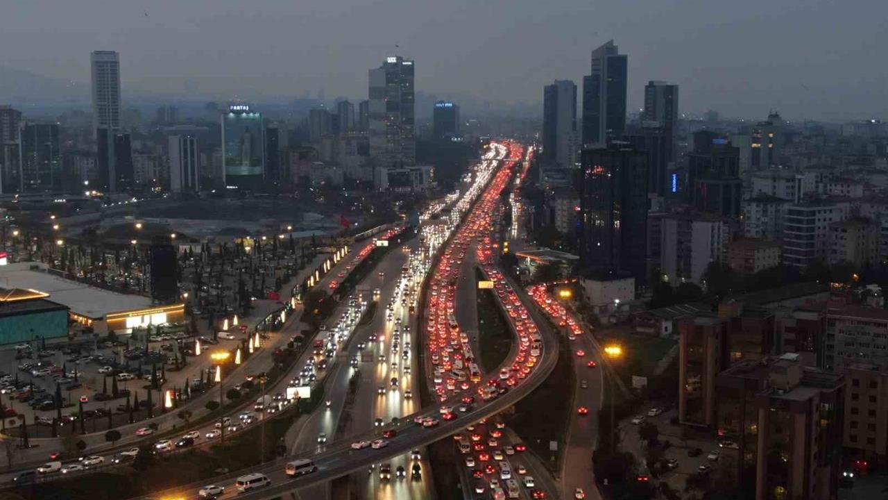 İstanbul Anadolu Yakası'nda Mesai Çıkışında Yüzde 90 Trafik Yoğunluğu