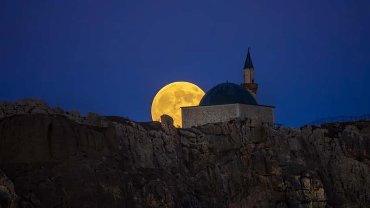 Van Merkez'de Kunduz Süper Ay, Van Kalesi'nde Görsel Şölen Yarattı