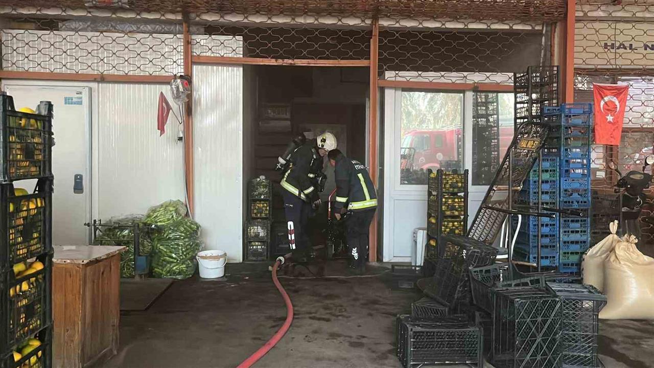 Antalya Alanya'da Sebze ve Meyve Deposunda Yangın Çıktı