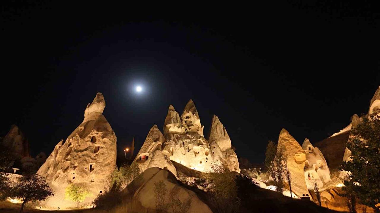 Kapadokya'da Kunduz Süper Ay ile Büyüleyici Manzaralar Ortaya Çıktı