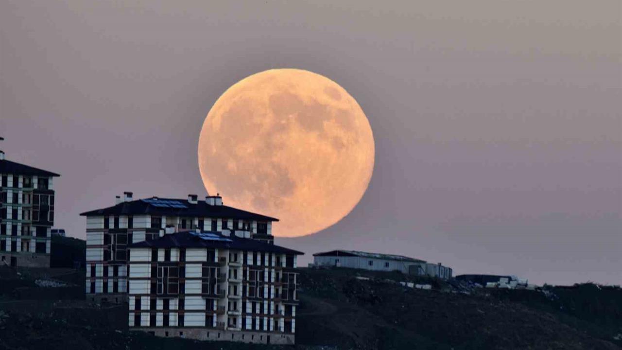 Ahlat'ta Kunduz Süper Ay, Göz Alıcı Manzaralar Sunuyor