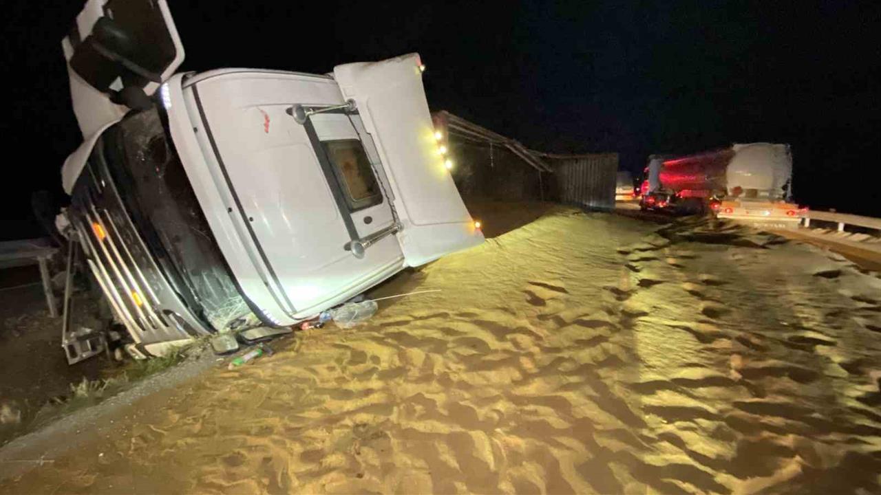 Çorum'da Yem Yüklü Tır Devrildi, 2 Kilometre Araç Kuyruğu Oluştu