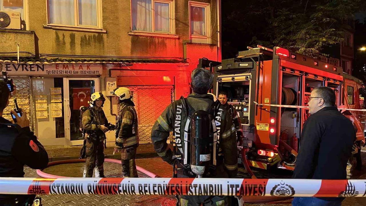 İstanbul Fatih'te 3 Katlı Bina Çatısında Yangın Çıktı, İtfaiye Müdahale Etti