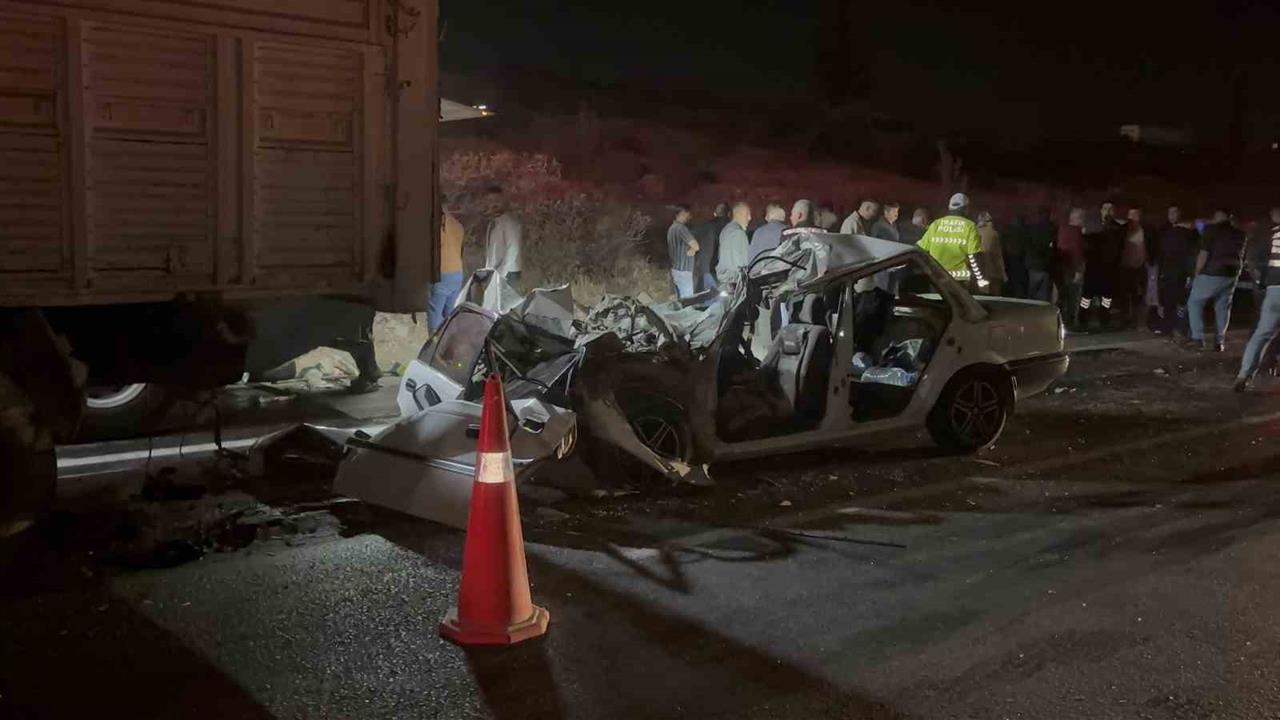 Gaziantep Şehitkamil'de Kamyona Çarpan Otomobilde 3 Kişi Hayatını Kaybetti