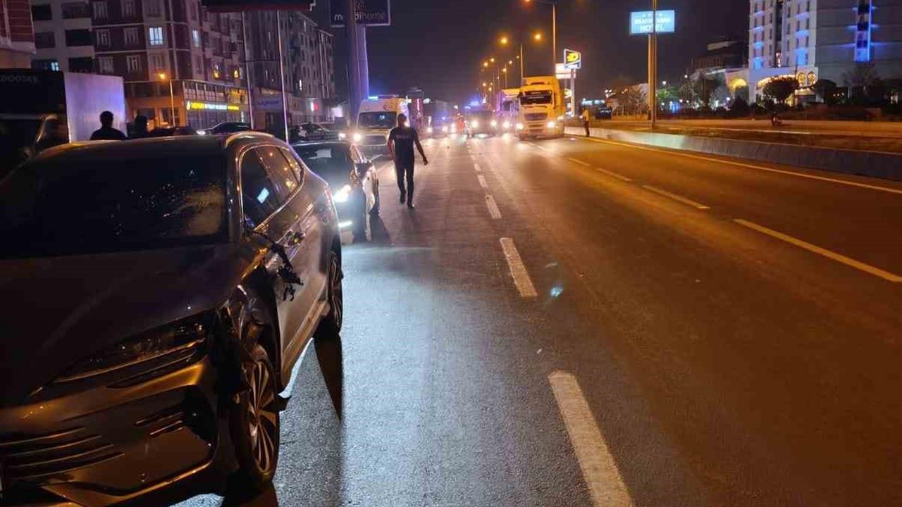 Ağrı Merkez'de Yolun Karşısına Geçmeye Çalışan 2 Kadına Otomobil Çarptı