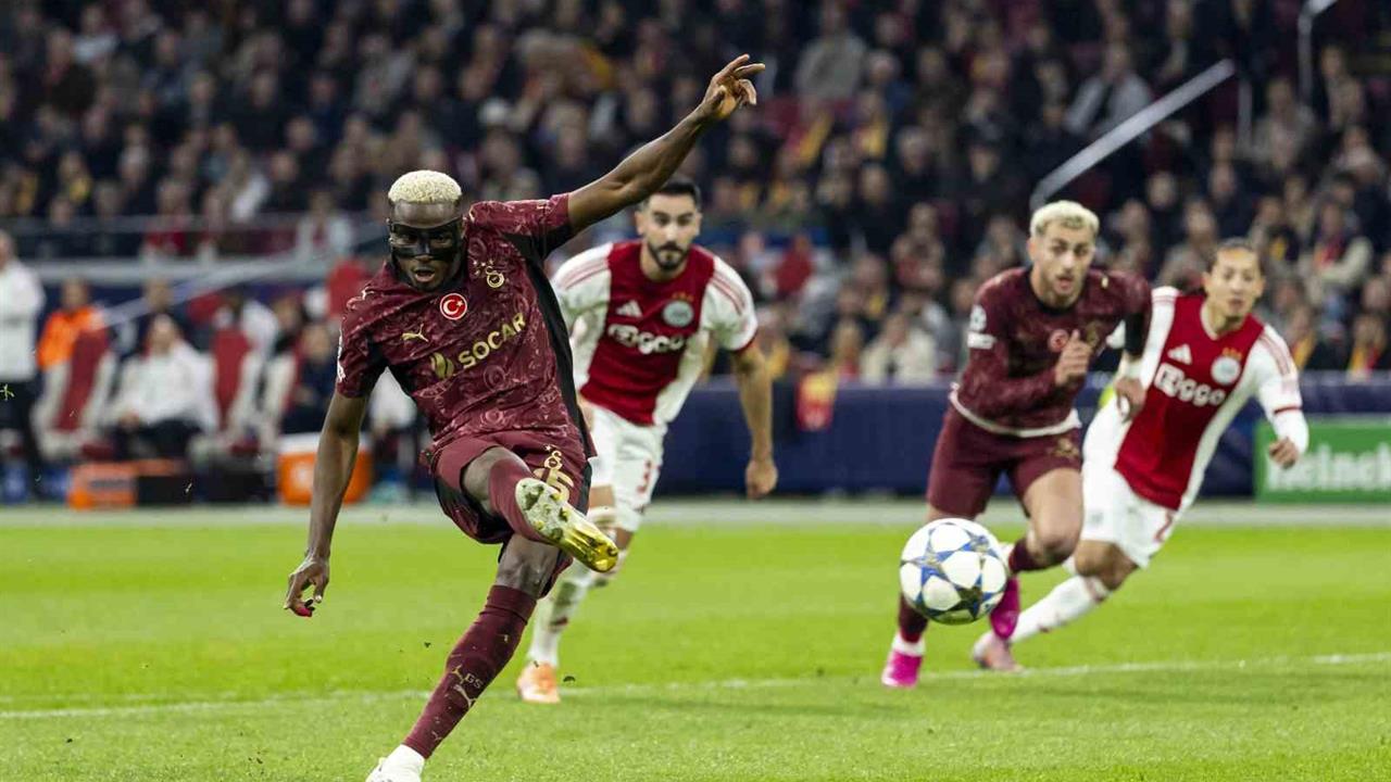 İstanbul'da Galatasaray'ın Oyuncusu Victor Osimhen, Ajax Maçında 3 Gol Attı