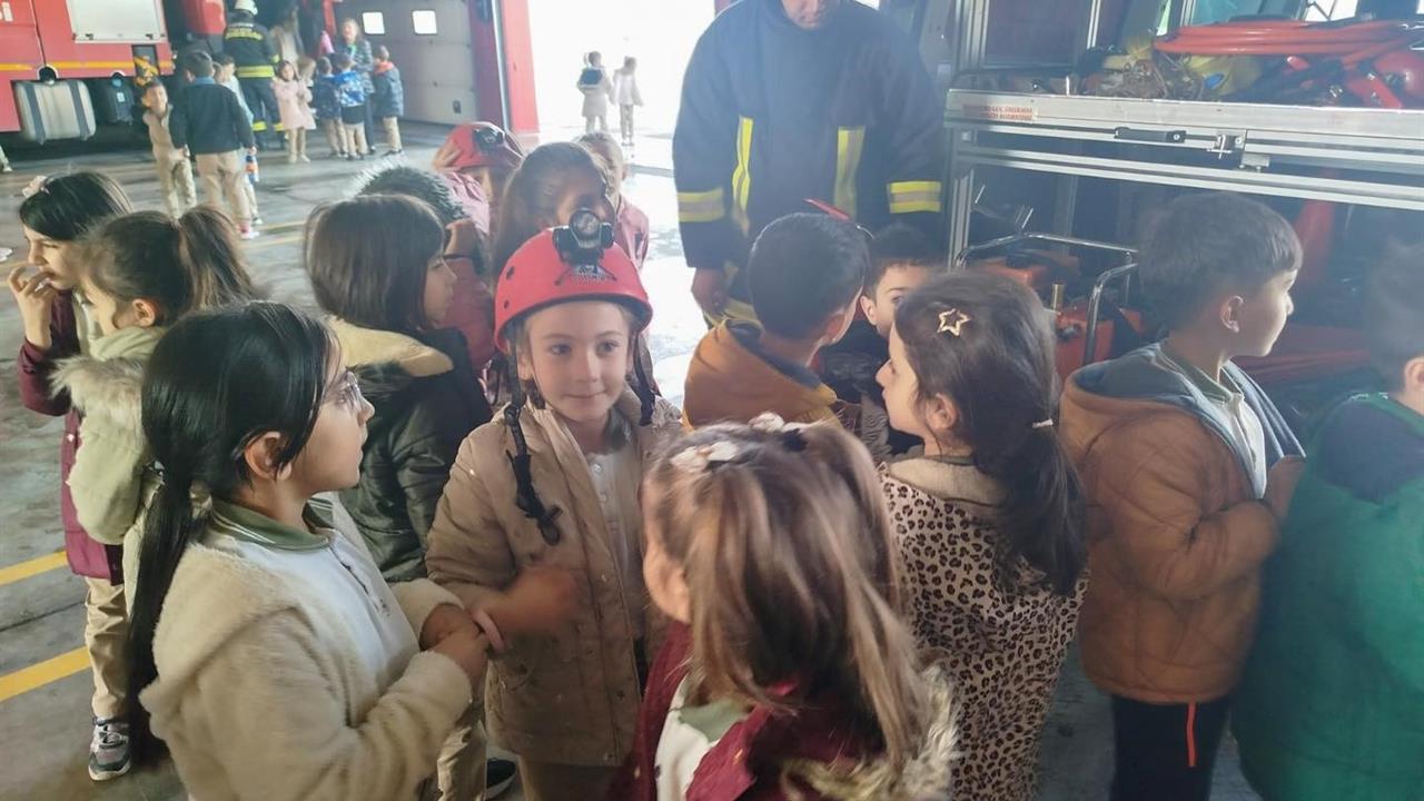 Erzincan Gazi İlkokulu Öğrencileri İtfaiyeciliği Yerinde Öğreniyor