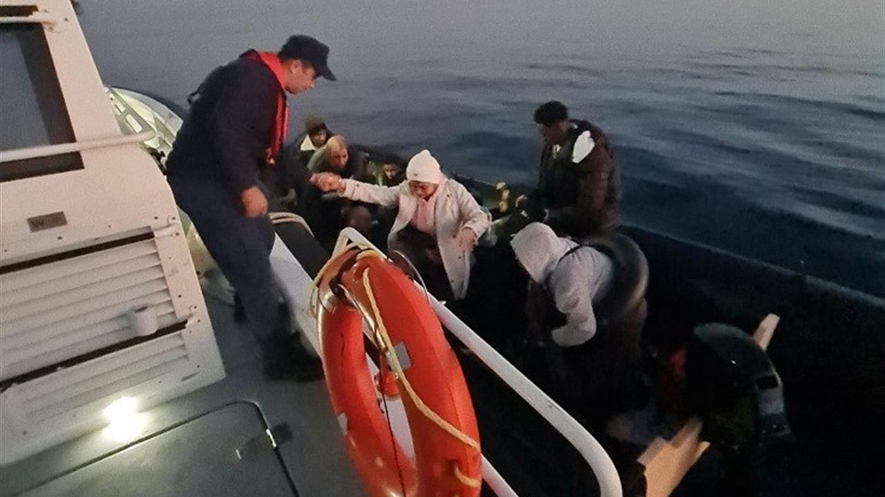 Aydın Kuşadası'nda Lastik Bot İçerisinde 14 Düzensiz Göçmen Yakalandı