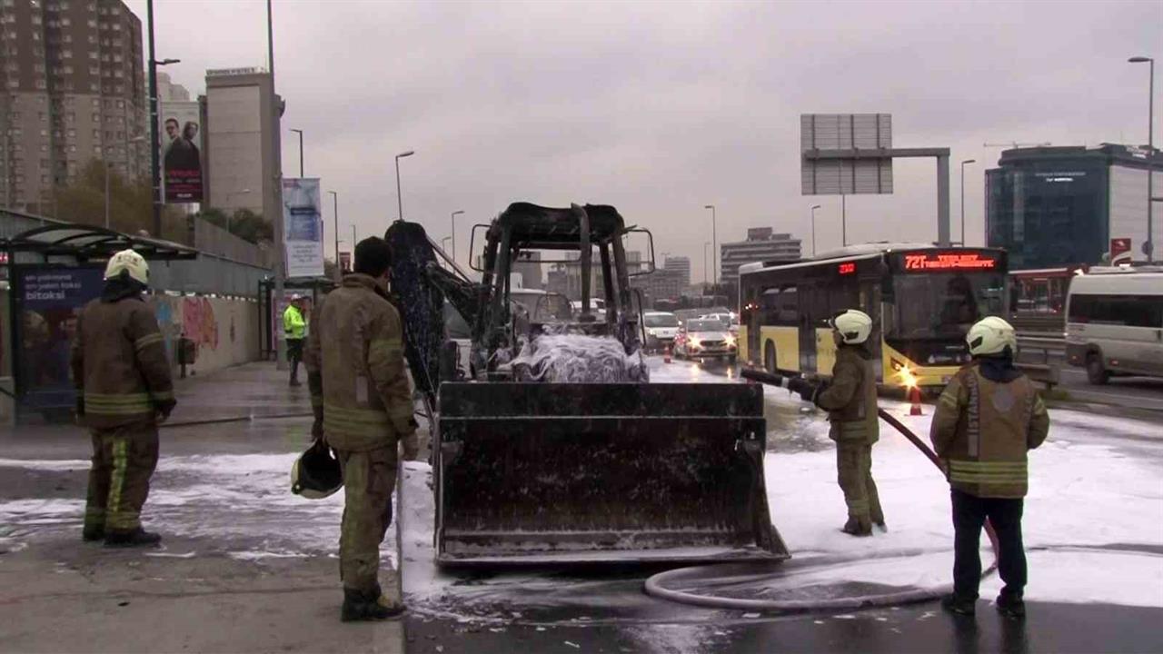İstanbul Cevizlibağ'da Alev Alan İş Makinesi Trafiği Olumsuz Etkiledi