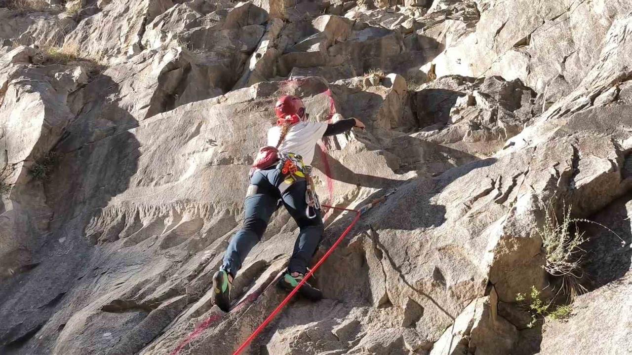 Erzurum Uzundere'de 70 Kişilik Genç Grupla Zorlu Dağcılık Eğitimi Düzenlendi