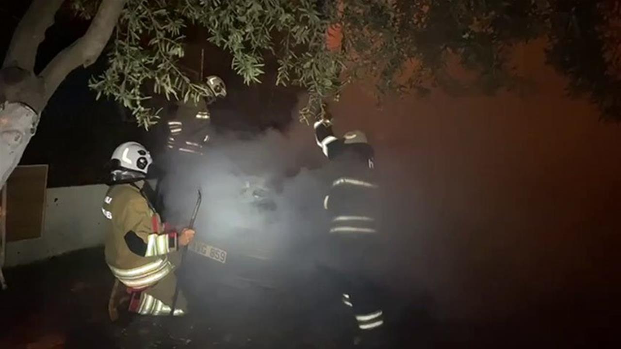 Hatay İskenderun'da Park Halindeki Otomobil Alevlere Teslim Oldu