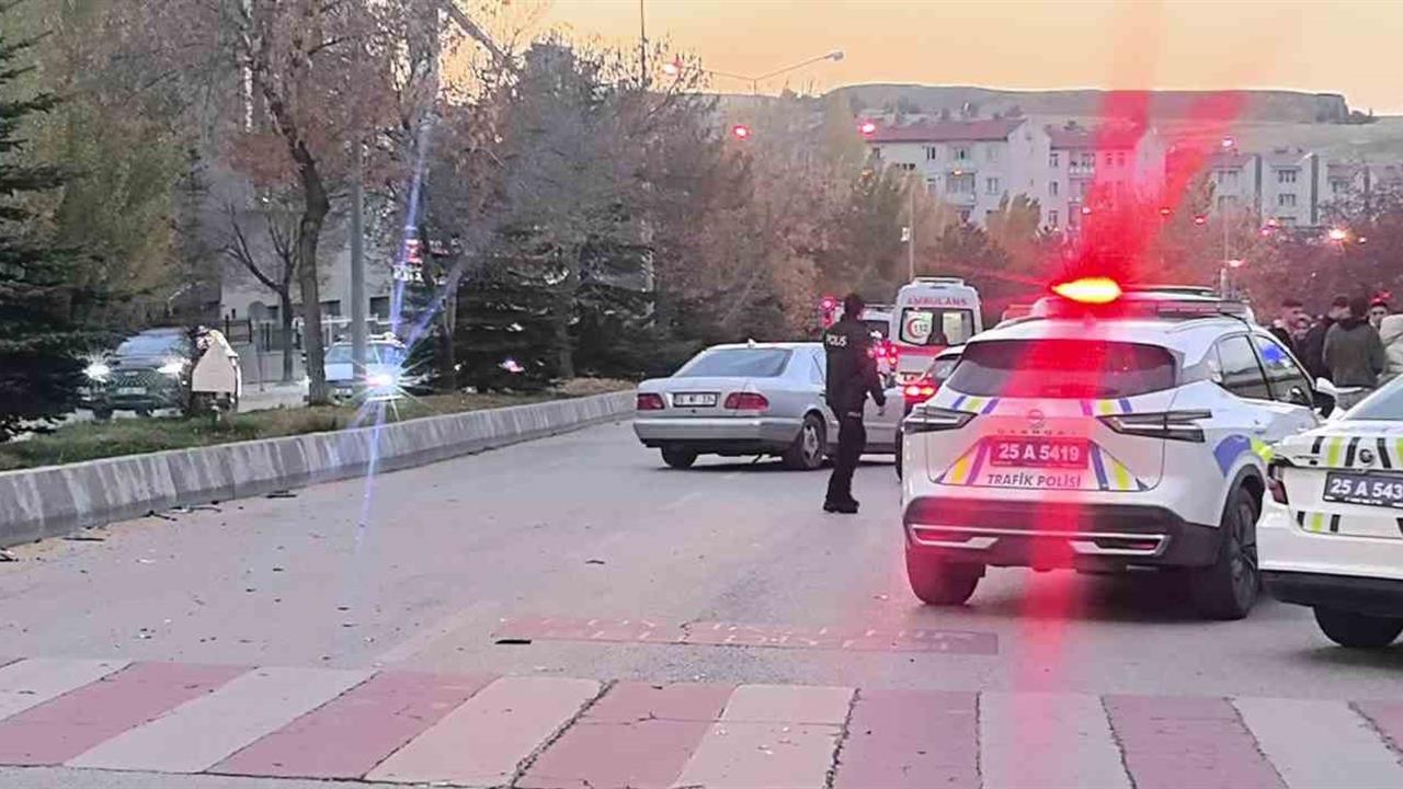 Erzurum Yakutiye'de İki Otomobilin Çarpışması Sonucu 3 Kişi Yaralandı