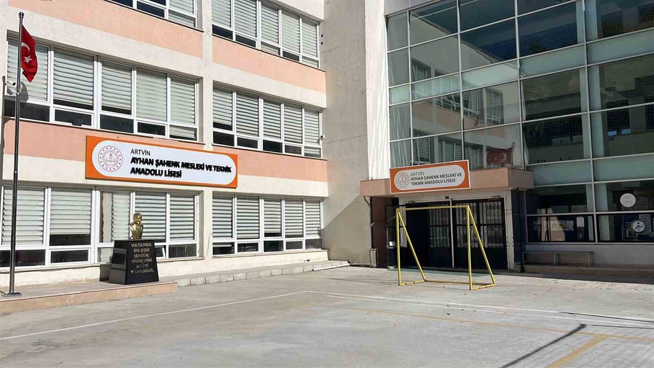 Artvin Merkez'deki Ayhan Şahenk Anadolu Lisesi'nde Eğitim Yeniden Başladı