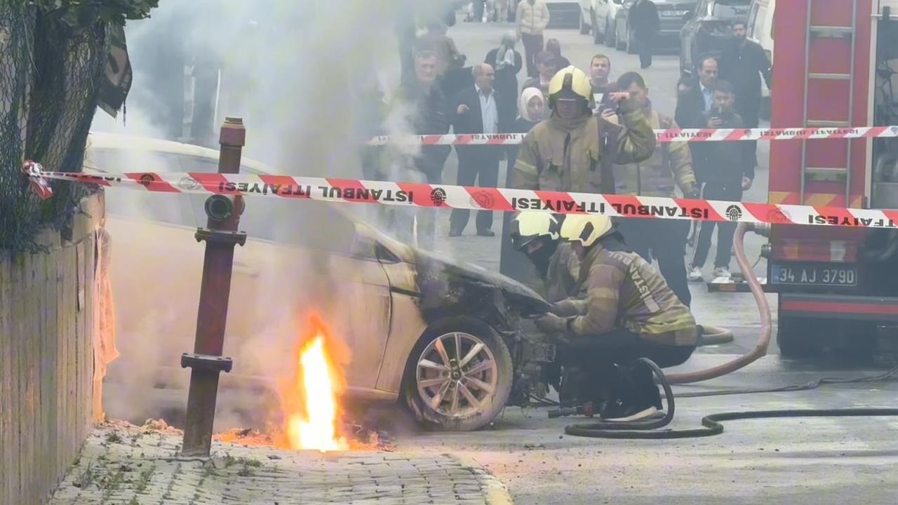 İstanbul Küçükçekmece'de Yer Altı Elektrik Kablolarının Patlamasıyla Bir Araç Yandı