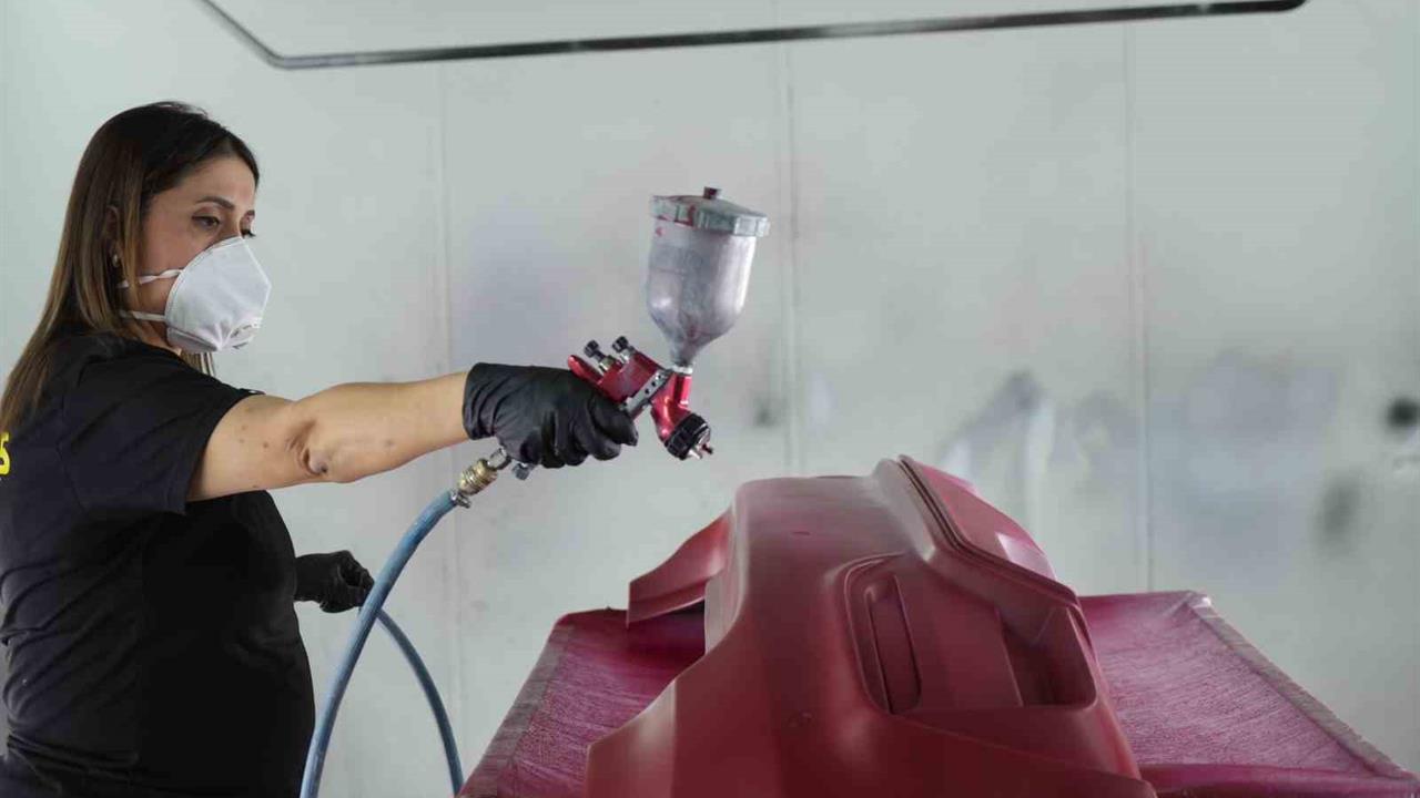 Antalya'da Oto Boyacılığına Başlayan Nurgül Hanım, Müşterilerin Vazgeçilmezi Oldu