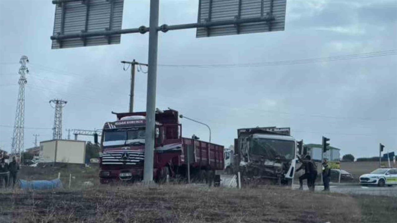 Tekirdağ Saray'da İki Kamyonun Çarpışması Sonucu Sürücüler Yaralandı