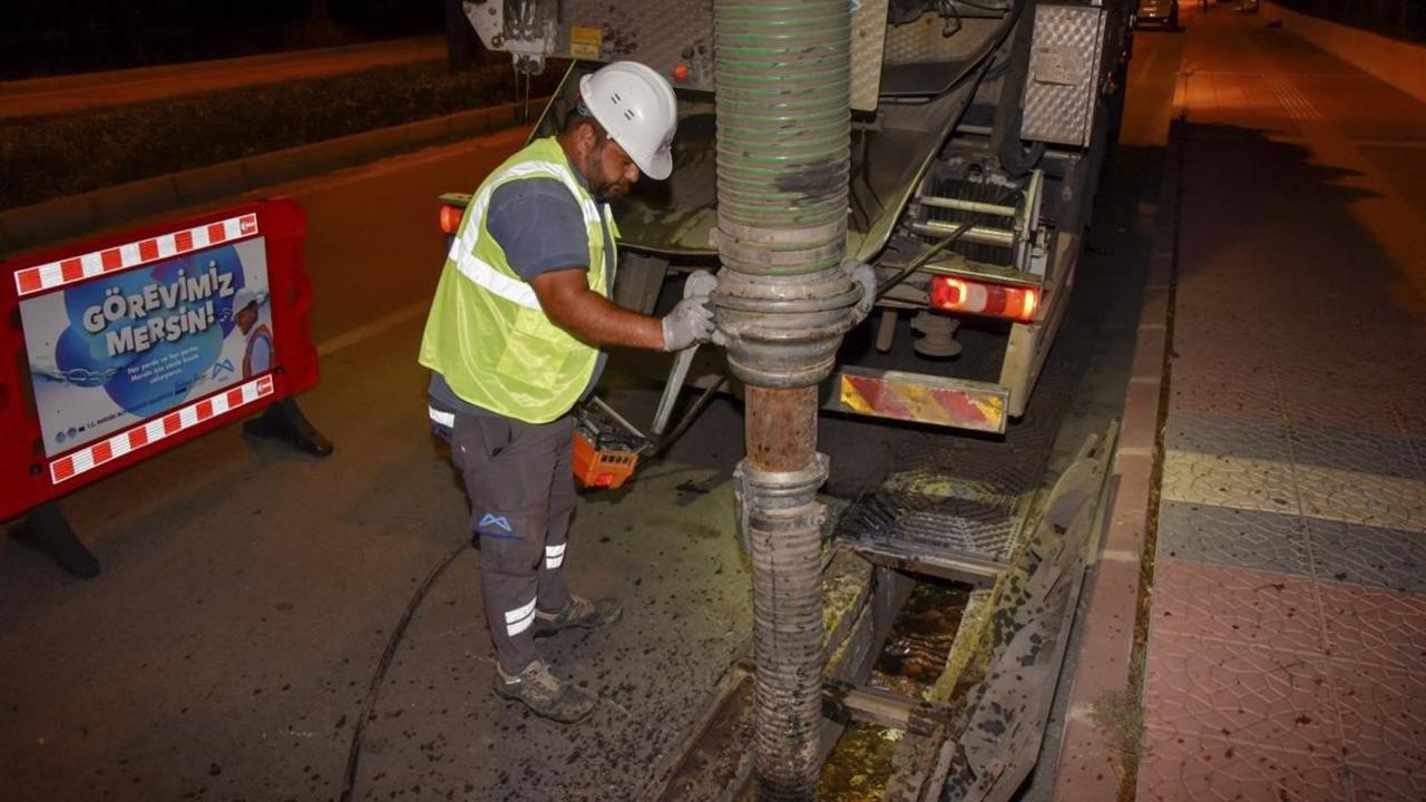 Mersin'de Yağmur Su Hatları İçin Temizlik Çalışmaları Sürüyor