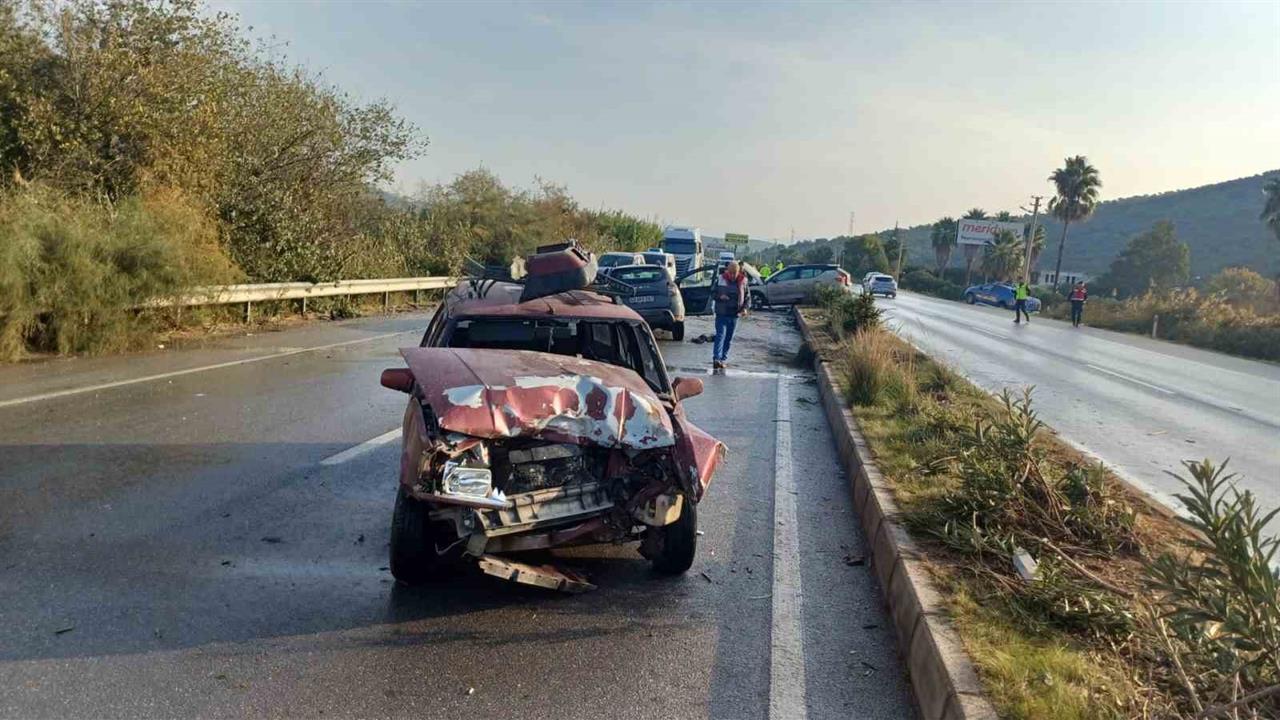 Muğla Milas'ta Dörttepe Kavşağı'nda Zincirleme Trafik Kazasında 2 Yaralı