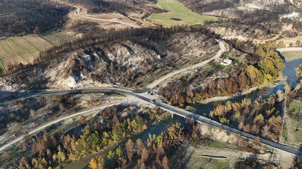 Karabük'te Yanan Ağaçlarla Sonbahar Renkleri Bir Arada Görüntülendi
