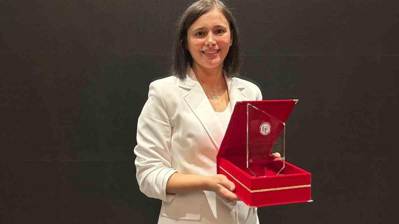 Eskişehir'de Doç. Dr. Ulviye Acar Çevik'e "TEB Eczacılık Akademisi Teşvik Ödülü" verildi.