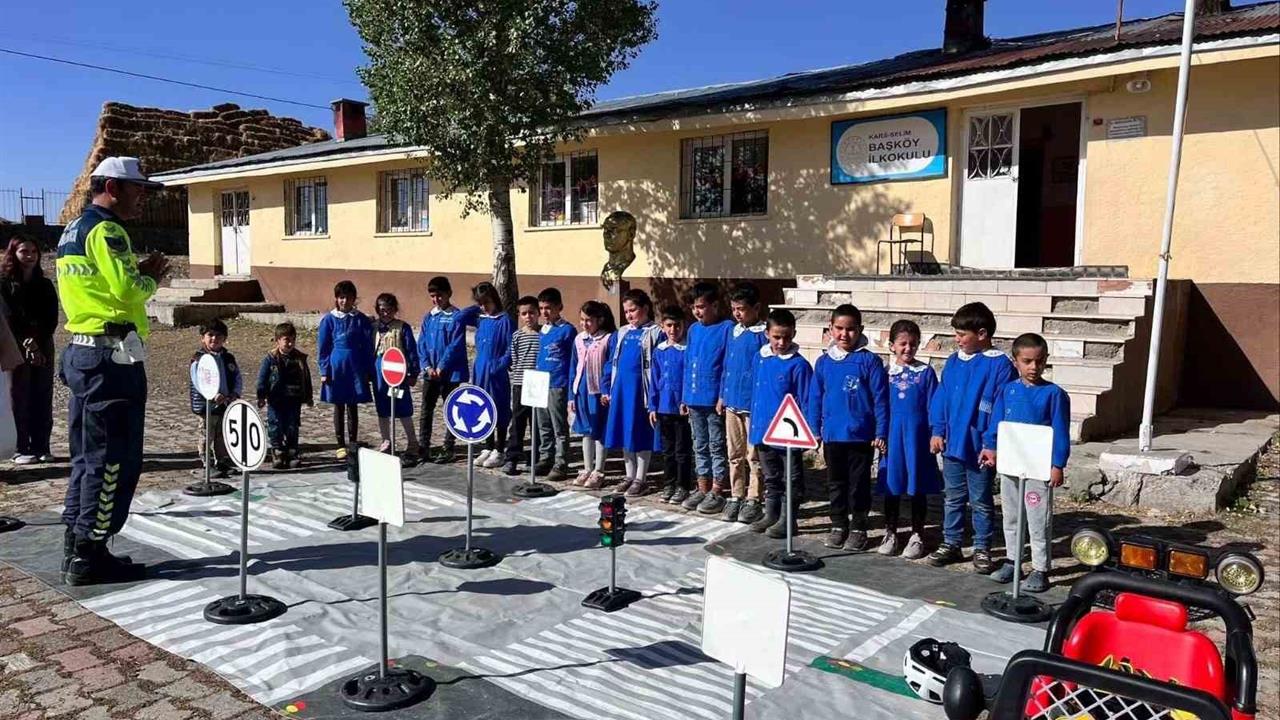 Kars Merkez'de Jandarma, Öğrencilere Trafik Kurallarını Öğretiyor