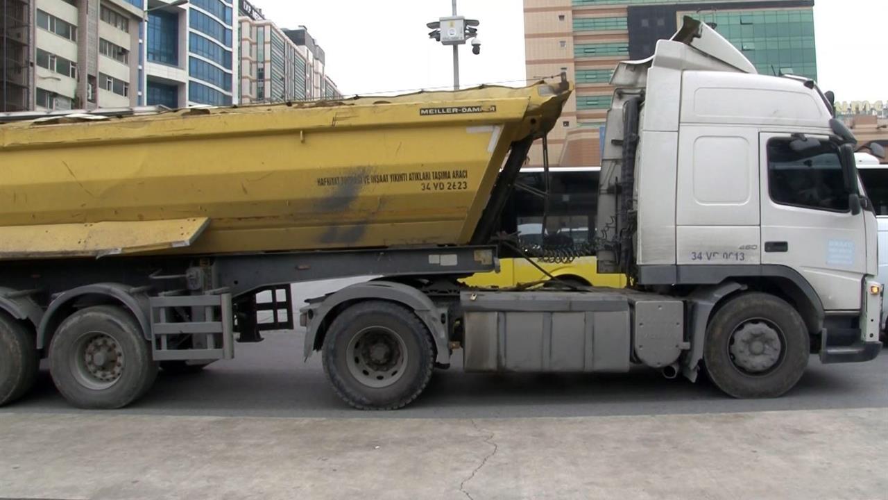 Bahçelievler'de Yayaya Hafriyat Kamyonu Çarptı, Hastaneye Kaldırıldı