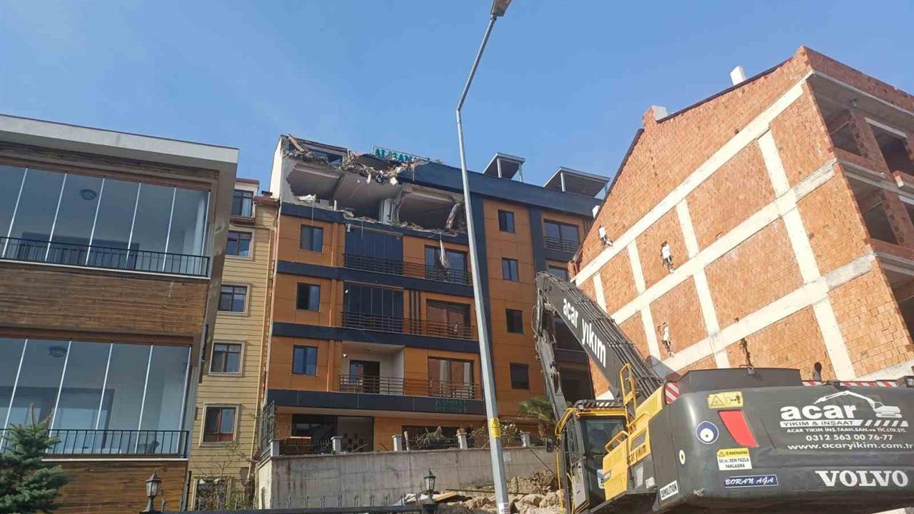 Ordu Altınordu'da Çatlaklar Oluşan Bina İçin Yıkım Çalışmaları Başladı