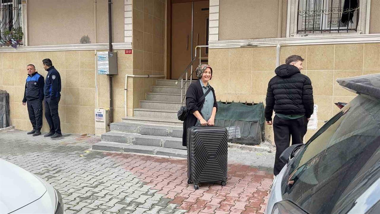 Arnavutköy'de İki Bina Üzerinde Çöken İstinat Duvarı Nedeniyle Tahliye İşlemleri Başladı