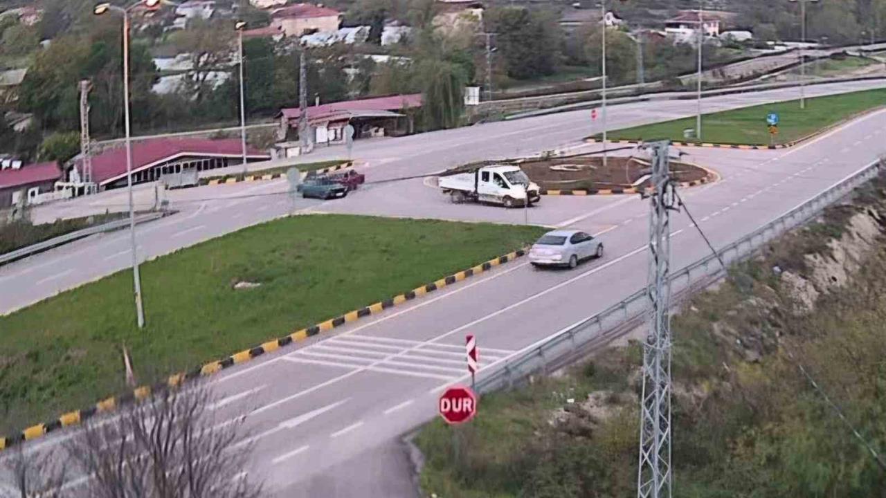 Bartın'da 6 Kişinin Yaralandığı Trafik Kazası Güvenlik Kamerasında Görüntülendi