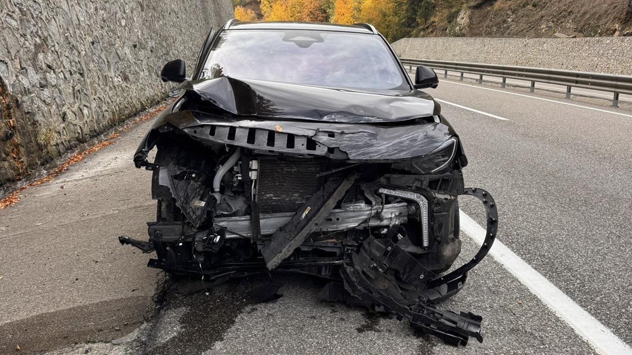 Bolu Mengen ilçesinde Elektrikli Araç İstinat Duvarına Çarptı