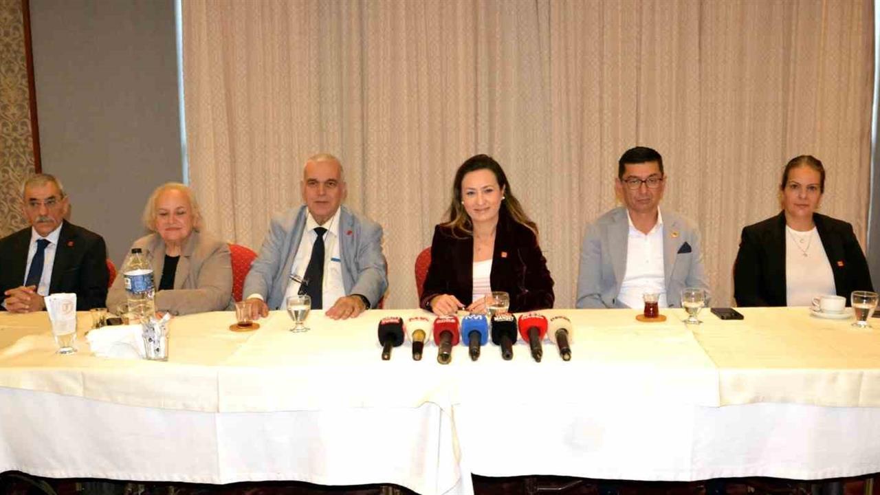 Manisa'da CHP İl Başkanı İlksen Özalper, Basın Toplantısı Gerçekleştirdi
