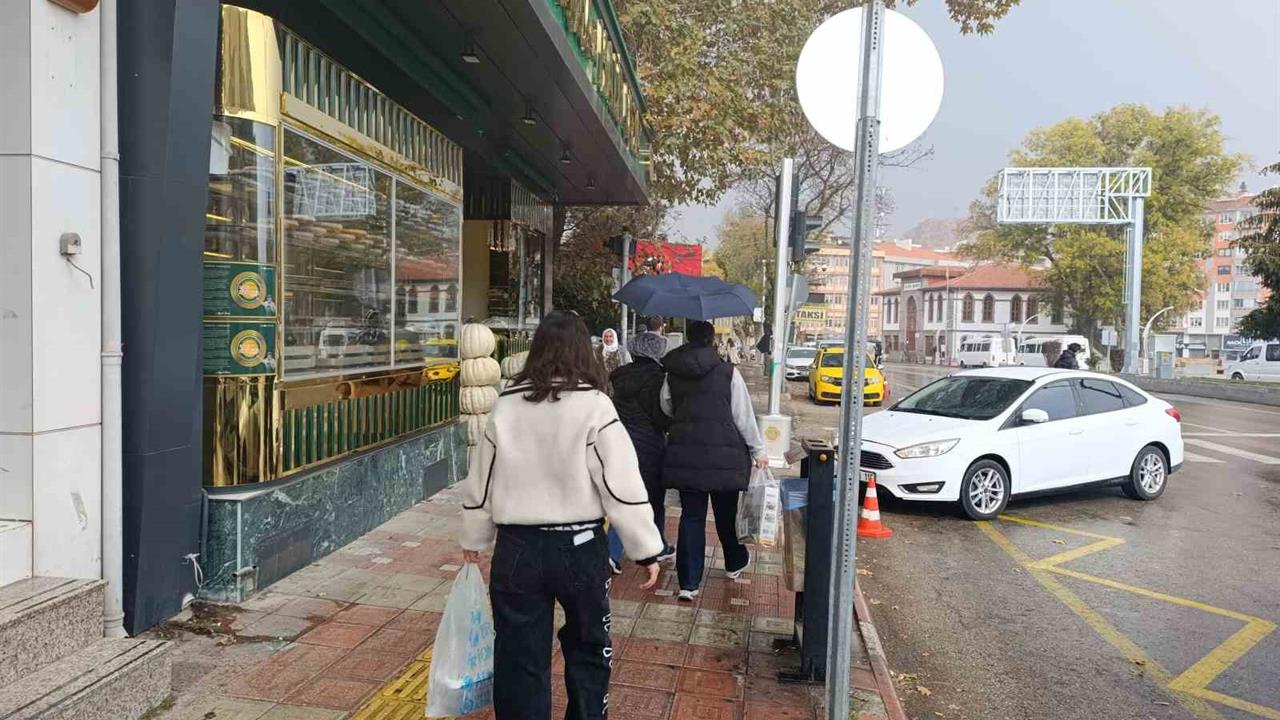 Afyonkarahisar'da Beklenen Yağmur Öğle Saatlerinde Yağmaya Başladı