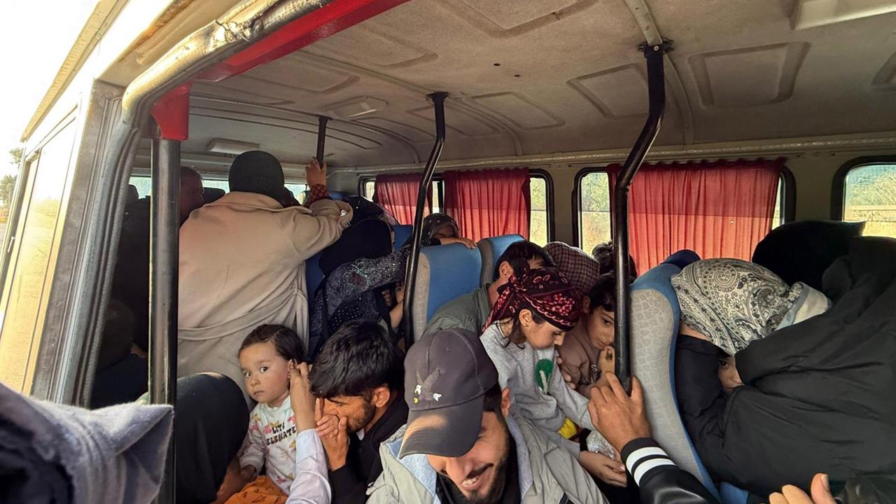 İzmir Çeşme'de Durdurulan Araçta 40 Düzensiz Göçmen Tespit Edildi