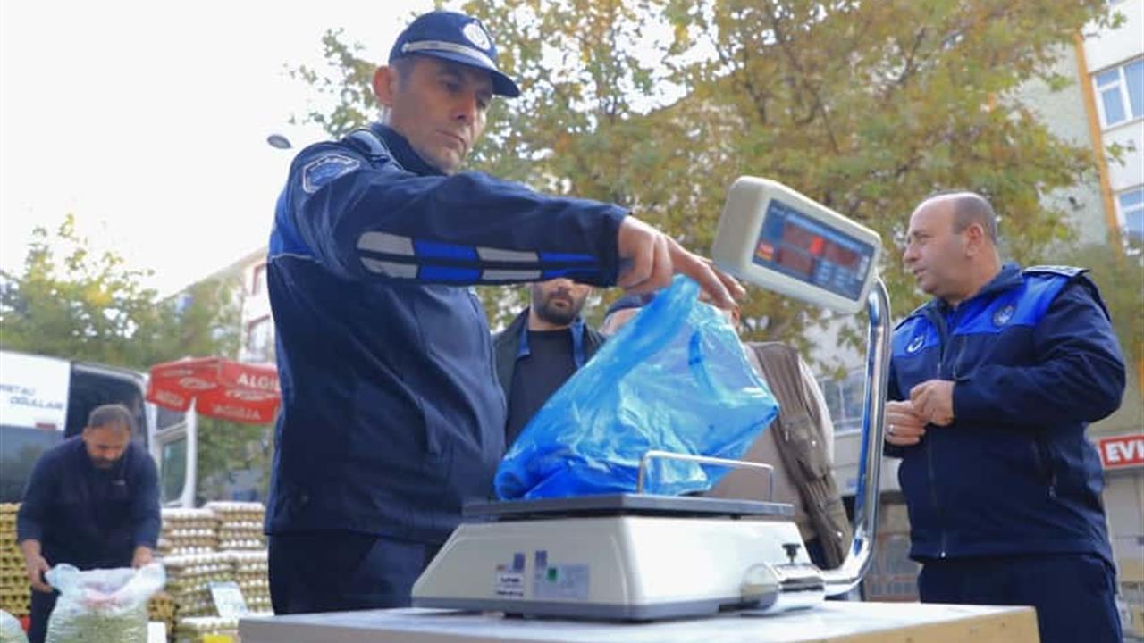Elazığ'da Zabıta Ekipleri Semt Pazarlarında Denetim Gerçekleştirdi