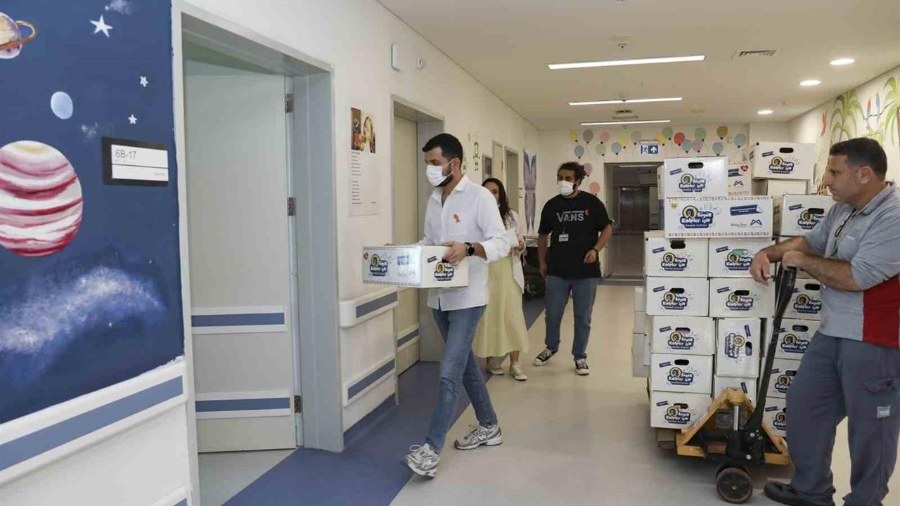 Mersin'de Lösemili Çocuklar İçin Hediye Kutuları Dağıtıldı