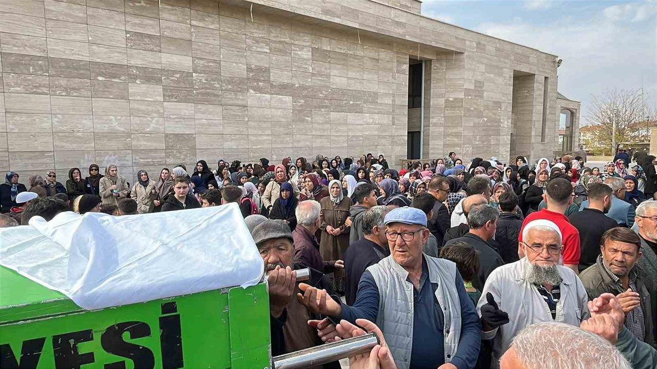 Karaman'da 5. Kattan Düşen Ebru Koçak İçin Cenaze Töreni Düzenlendi