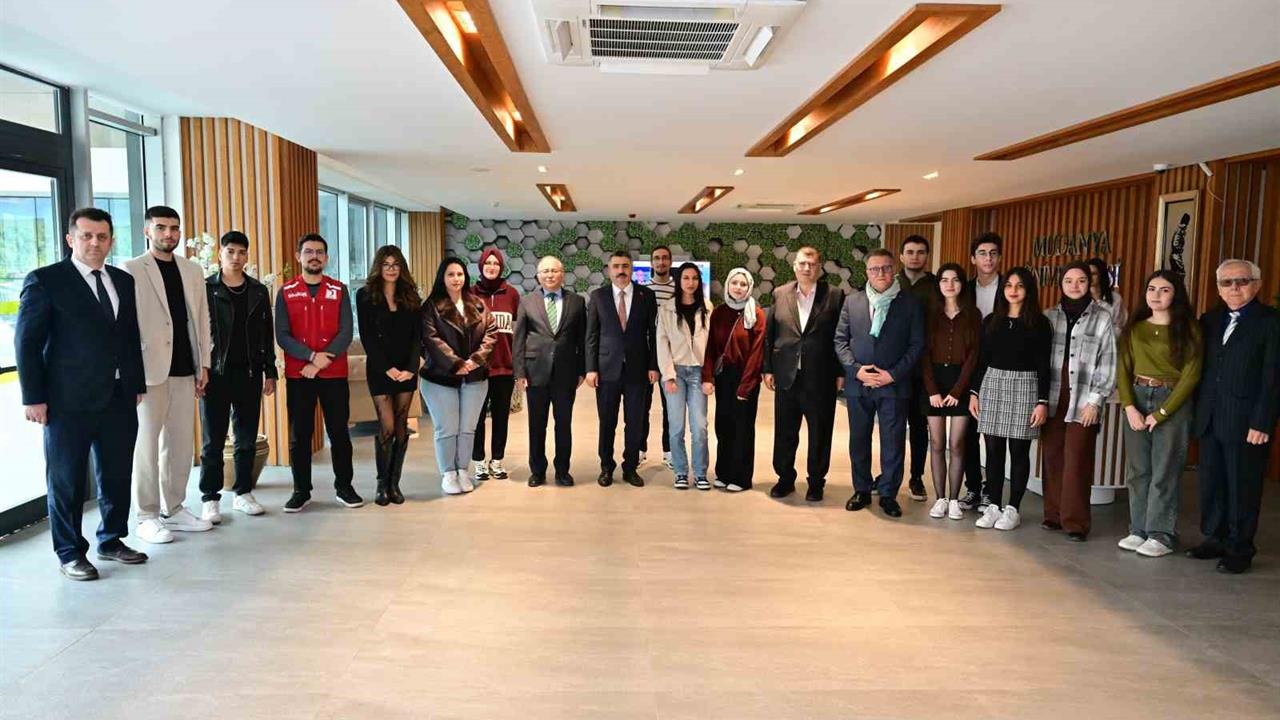 Bursa Yıldırım'da Başkan Yılmaz, Gençlerle Tecrübelerini Paylaştı