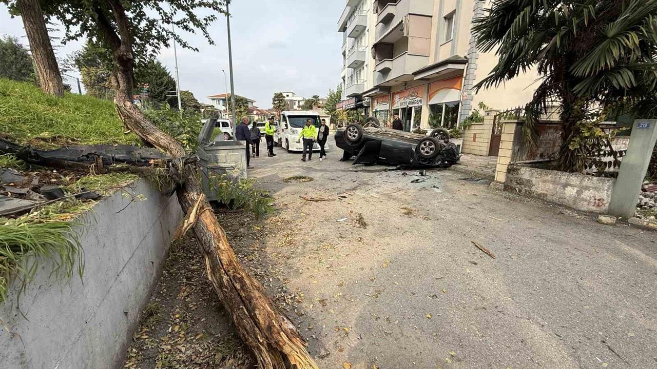 Sakarya Serdivan'da Takla Atan Otomobil Kazasında Sürücü Yaralanmadı
