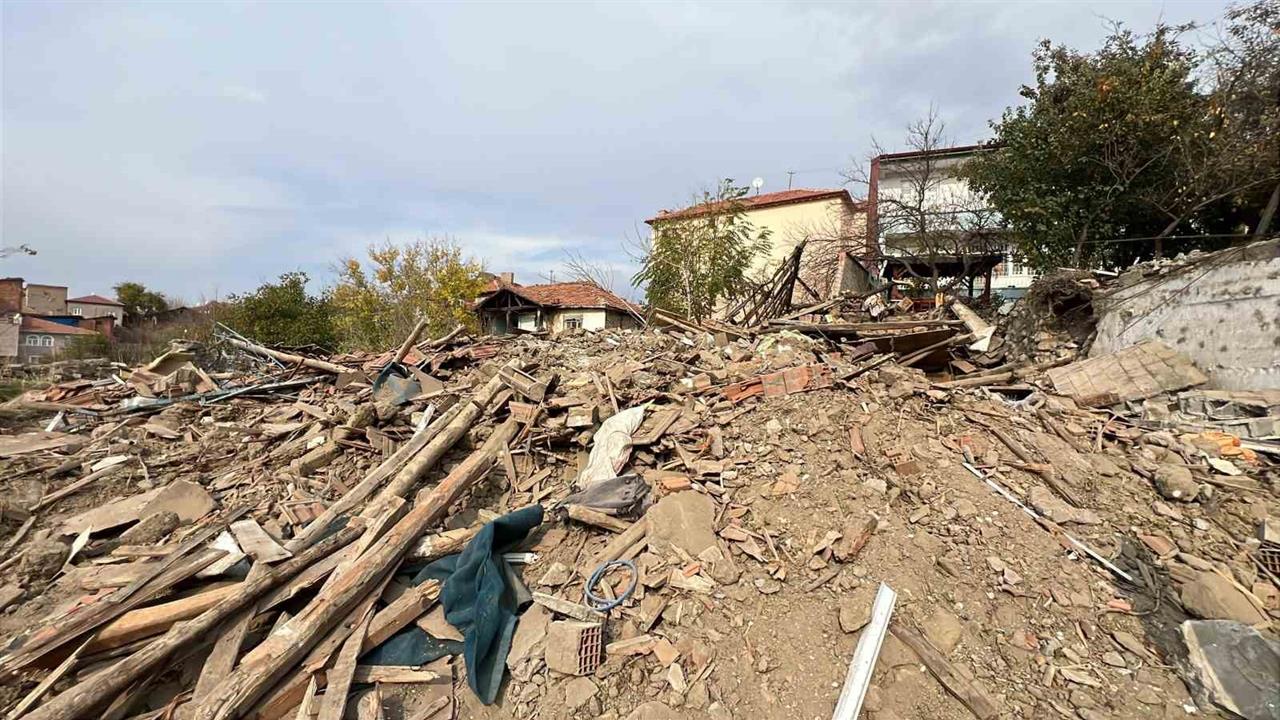 Çorum Sungurlu'da Metruk Bir Ev Çöktü, Enkaz Altında Kimse Yok