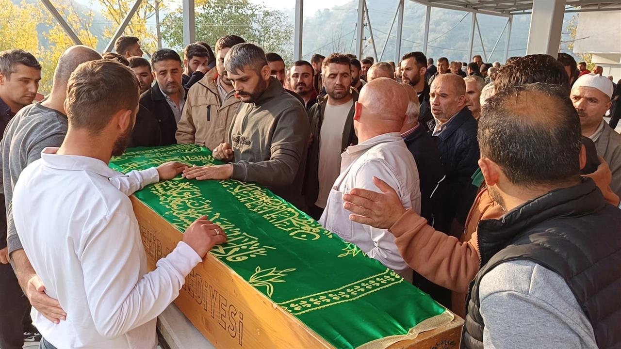 Ordu Fatsa'da Göçük Altında Kalan İş Makinesi Operatörü Burak Kilci Son Yolculuğuna Uğurlandı
