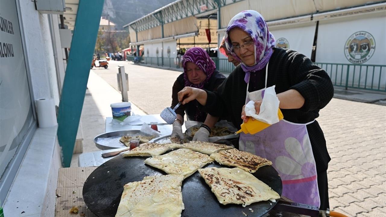 Eskişehir İnönü'de Kadınlardan Başkan Hamamcı'ya Bazlama İkramı