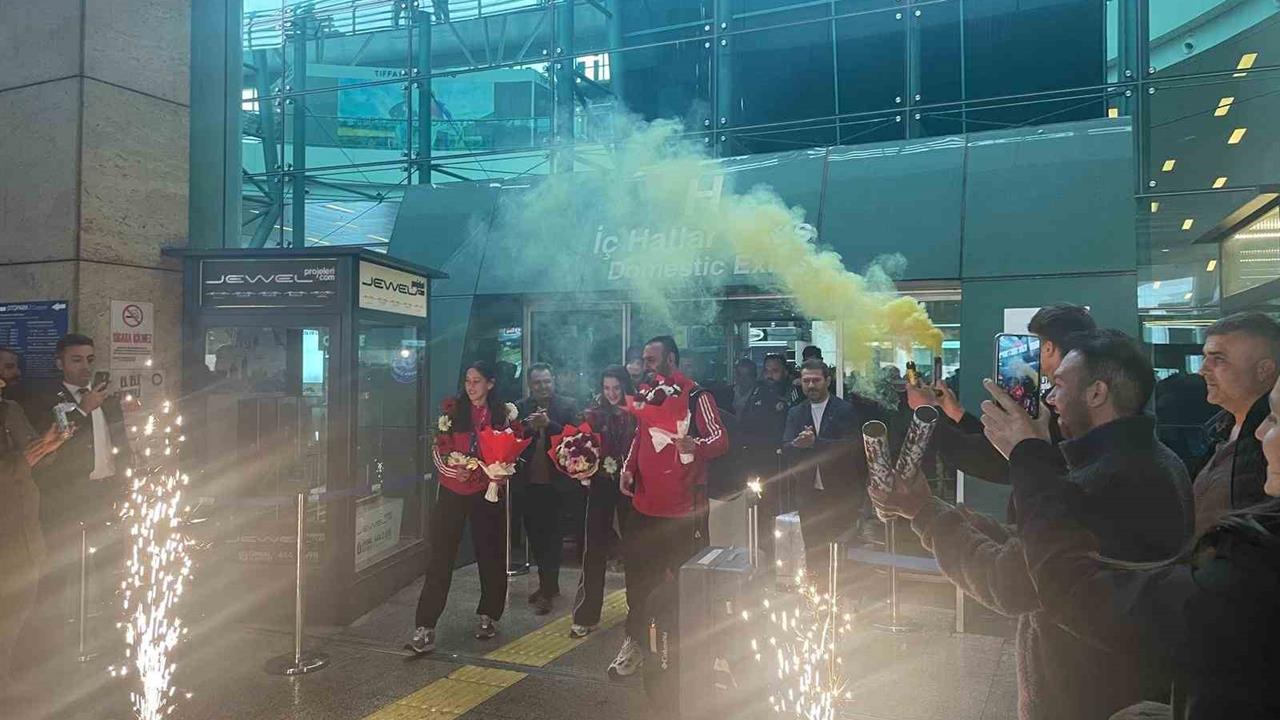 Ankara'da 2025 Dünya Taekwondo Şampiyonu Olan Takım Coşkuyla Karşılandı