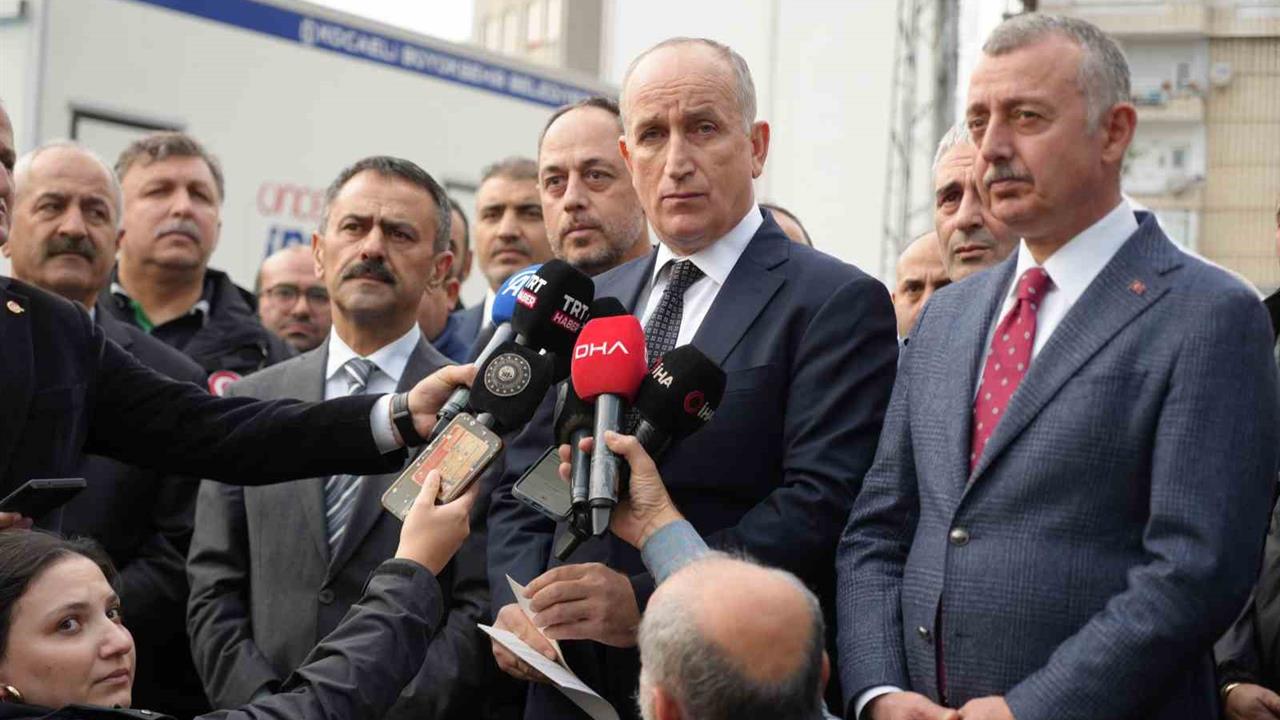 Kocaeli'de Bakan Yardımcısı Ömer Bulut, Çöken Bina ile İlgili Bilgi Verdi