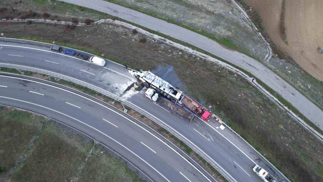 İstanbul Arnavutköy'de Tır Virajı Alamayıp Devrildi, 1 Kişi Yaralandı